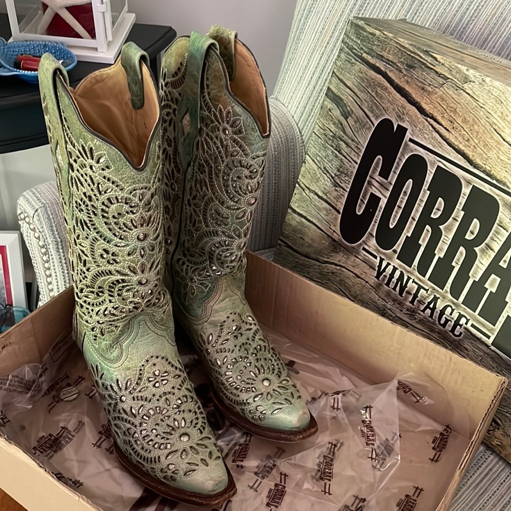 Gorgeous, coral brand vintage boots.